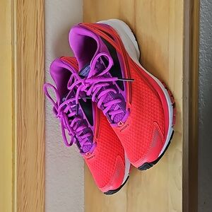 Like new - Women's Brooks Launch 4 Tennis Shoes